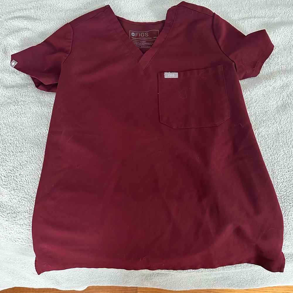 figs catarina one pocket scrub top maroon